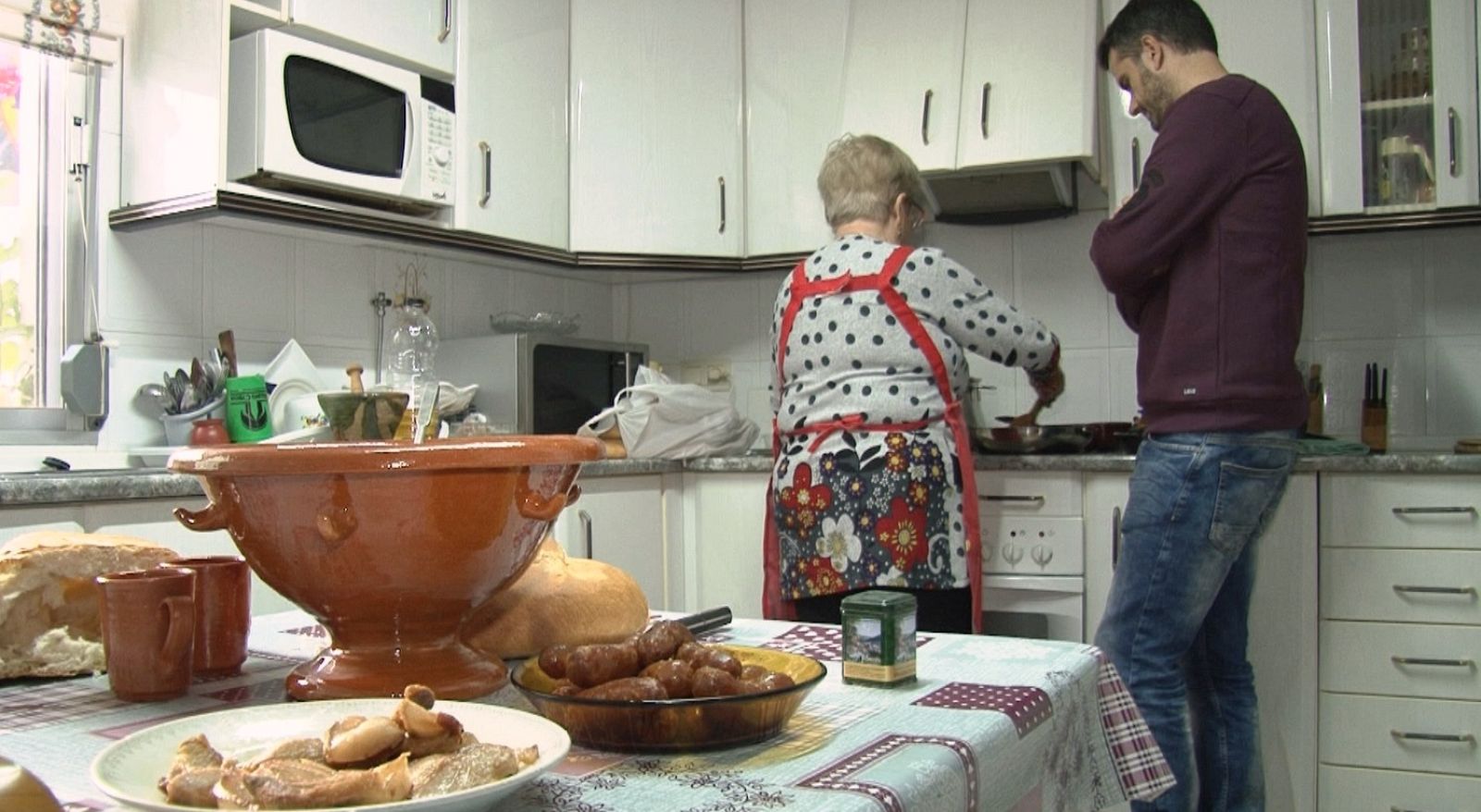 'Comando actualidad' descubre los secretos de la cocina tradicional con platos como el atascaburras, los caracoles o la sopa de hígado
