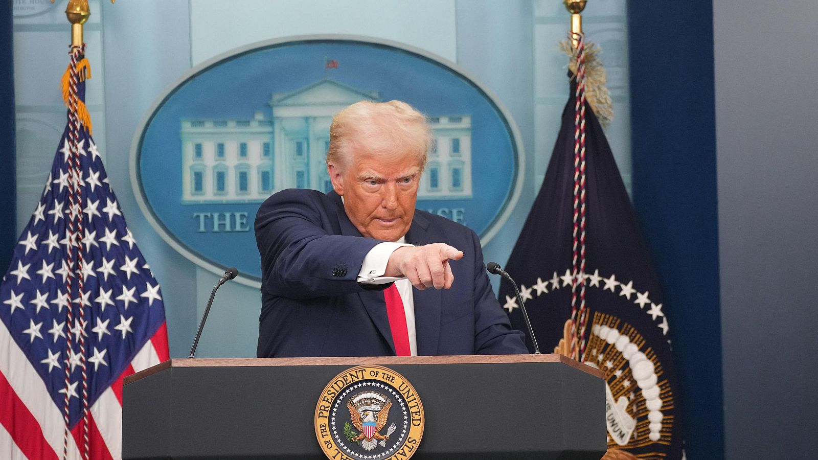 El presidente estadounidense Donald Trump durante una rueda de prensa relativa al accidente aéreo entre un avión y un helicóptero en Washington D.C.