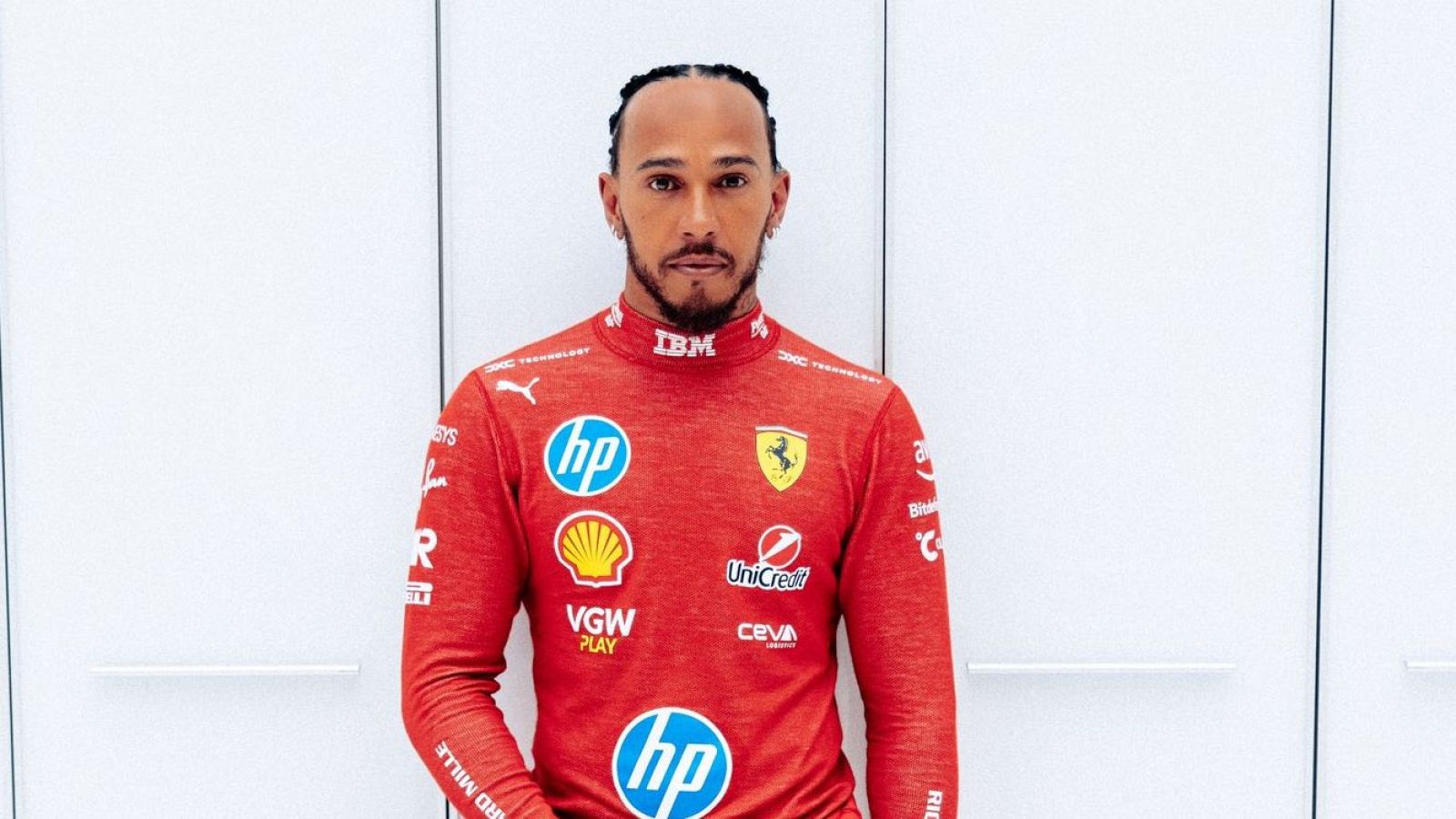Lewis Hamilton posa con los colores de la escudería Ferrari
