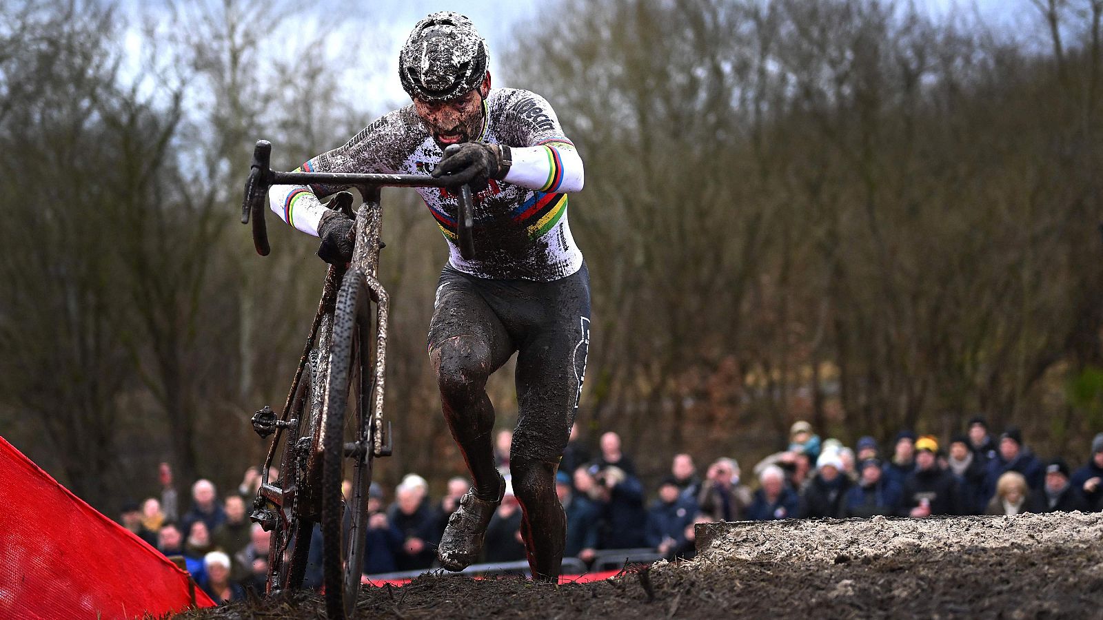El campeón del mundo Mathieu Van der Poel empuja la bici en un terreno embarrado en una prueba de ciclocrós de esta temporada