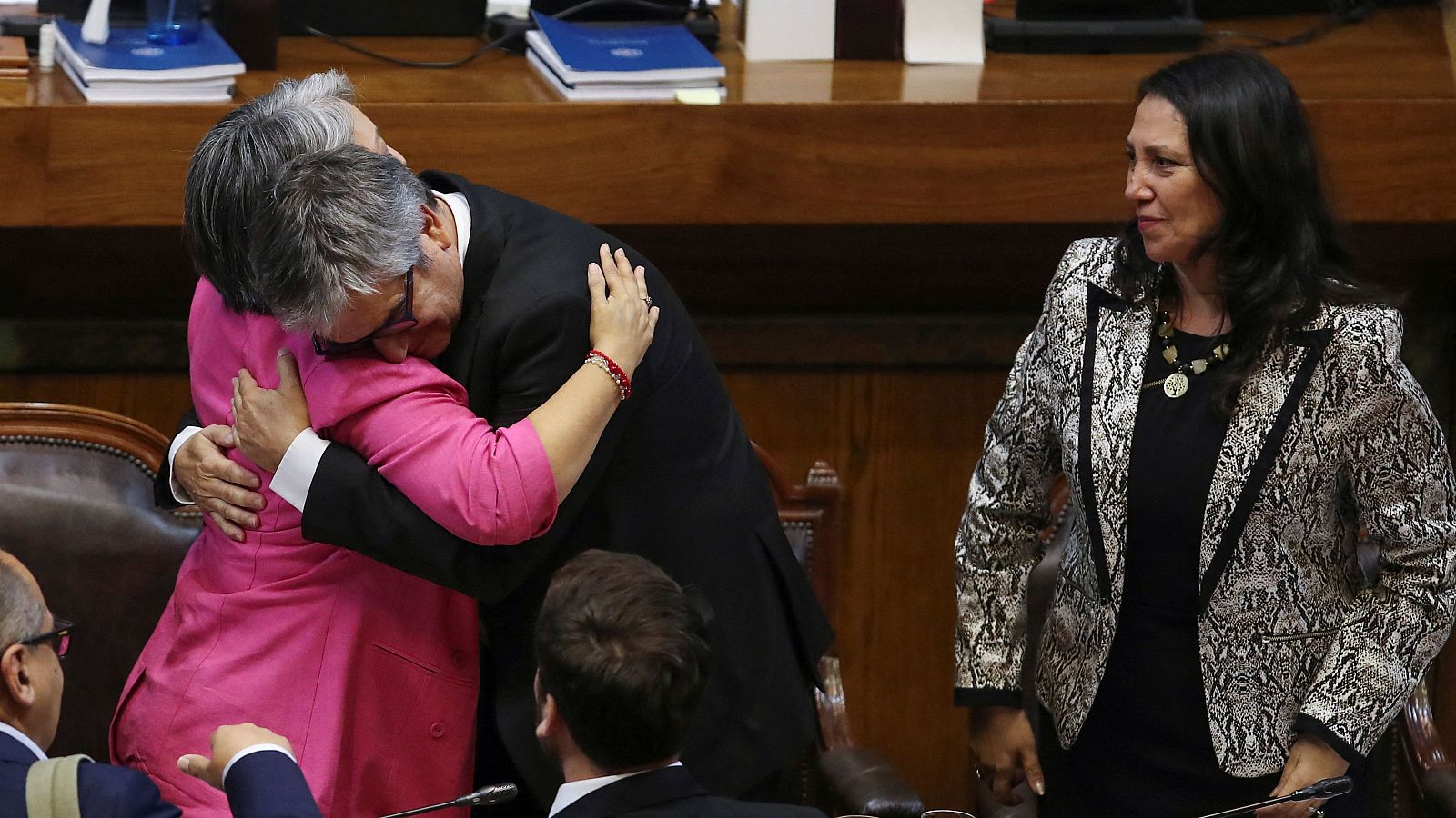 La ministra del Trabajo de Chile, Jeannette Jara, celebra con el ministro de Hacienda, Mario Marce, la reforma de las pensiones