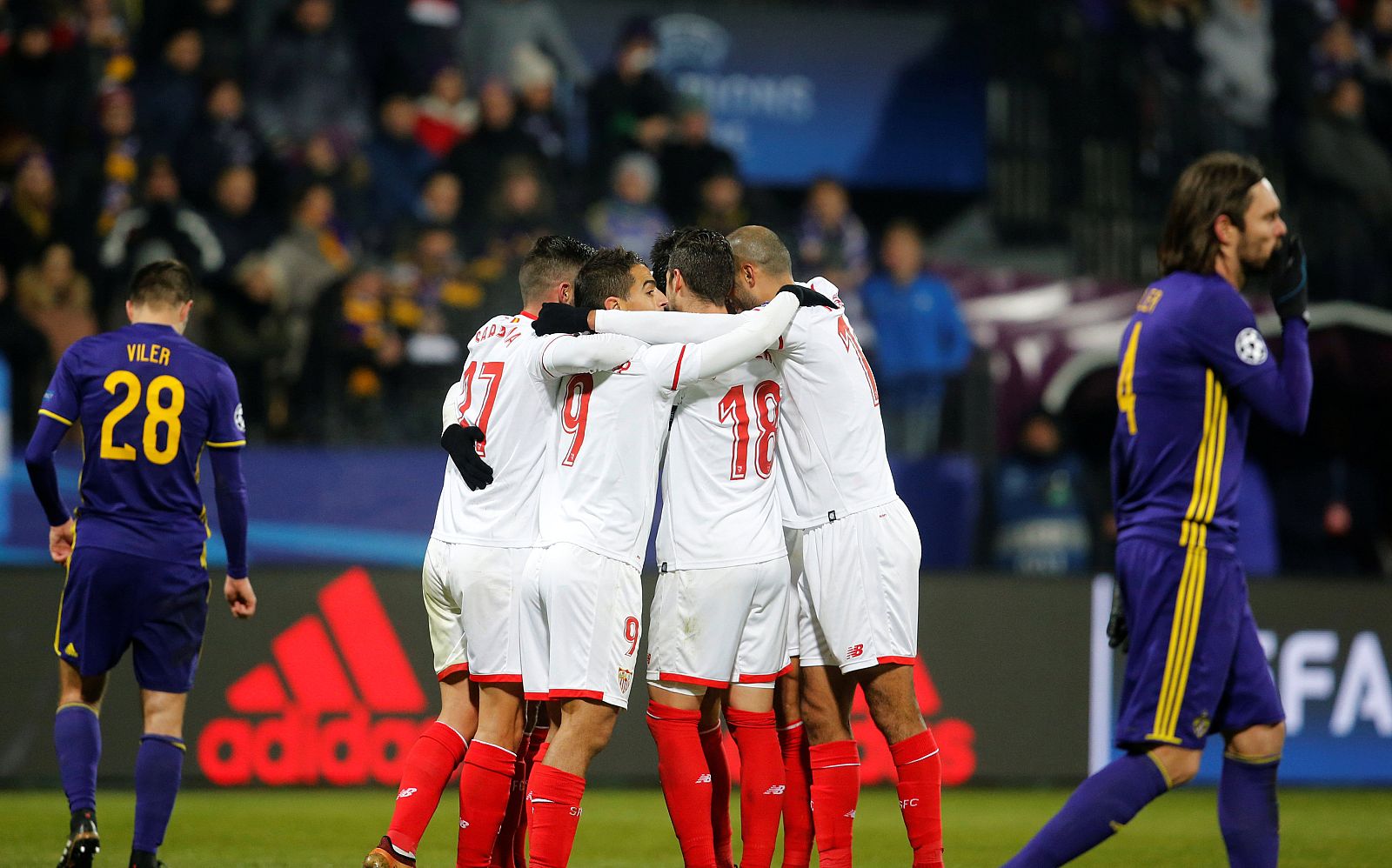 Los jugadores del Sevilla celebran el gol de Ganso frente al Maribor.