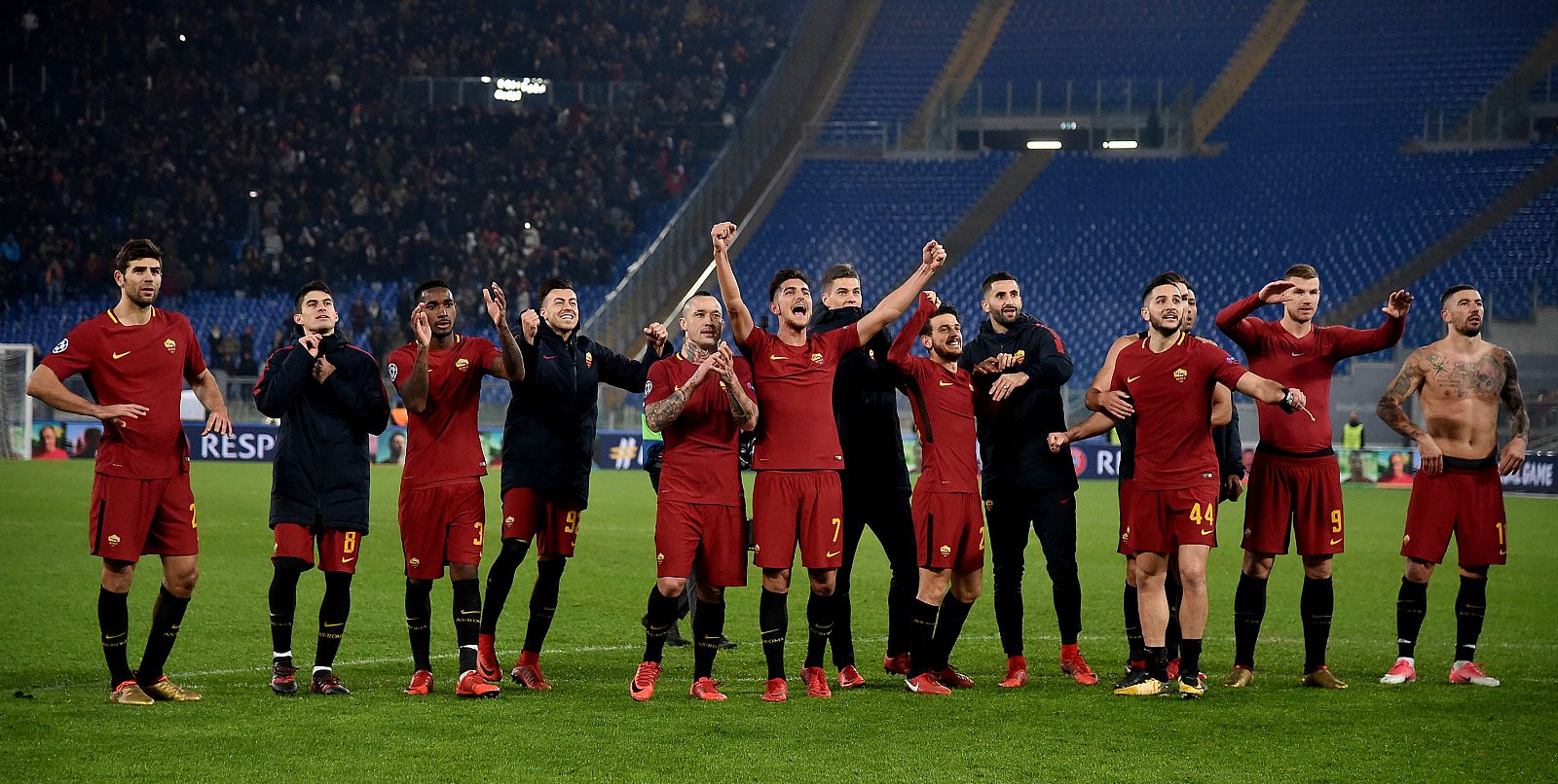Los jugadores de la Roma celebran la clasificación.