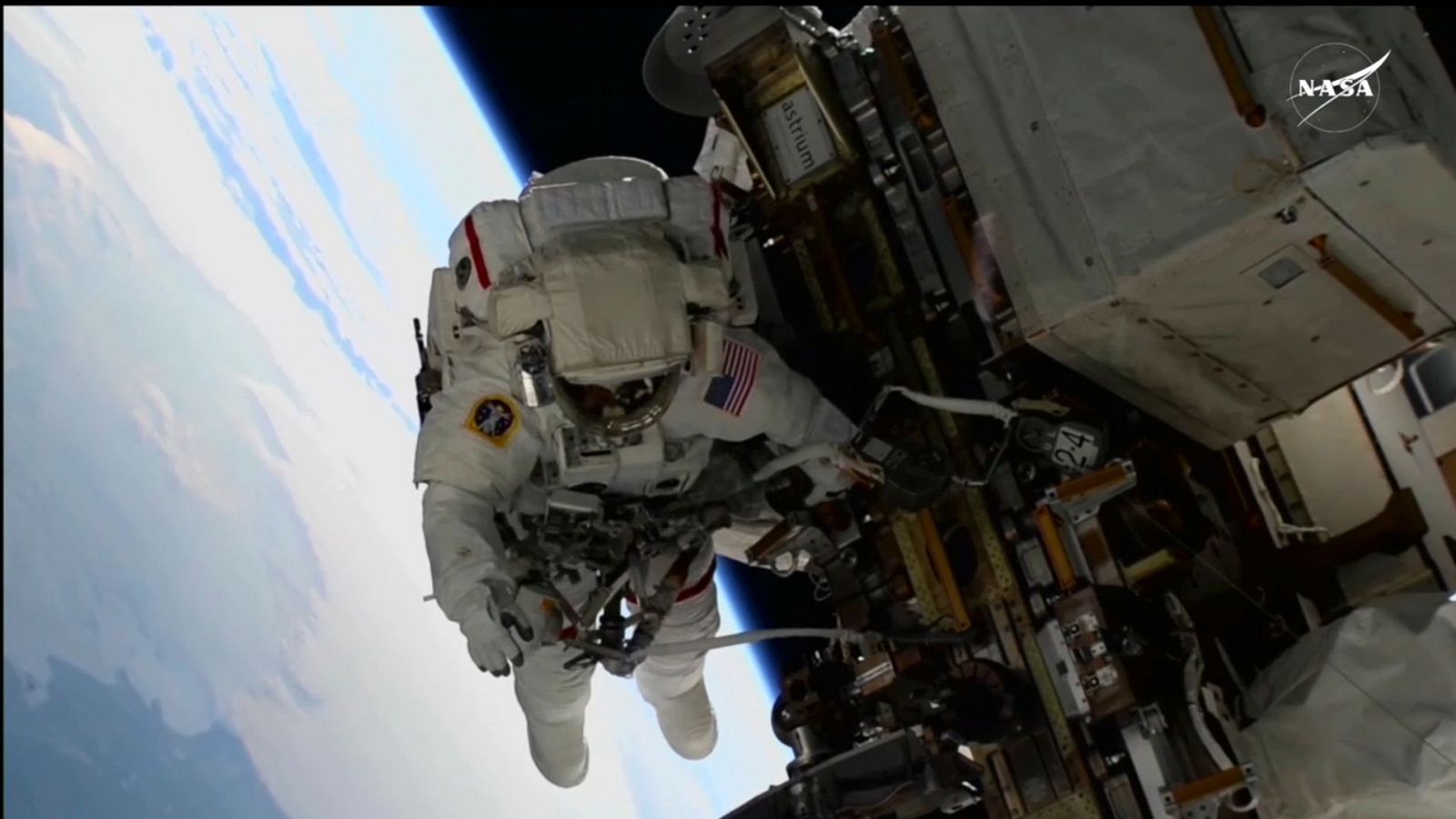 La astronauta estadounidense Suni Williams trabaja fuera de la Estación Espacial Internacional