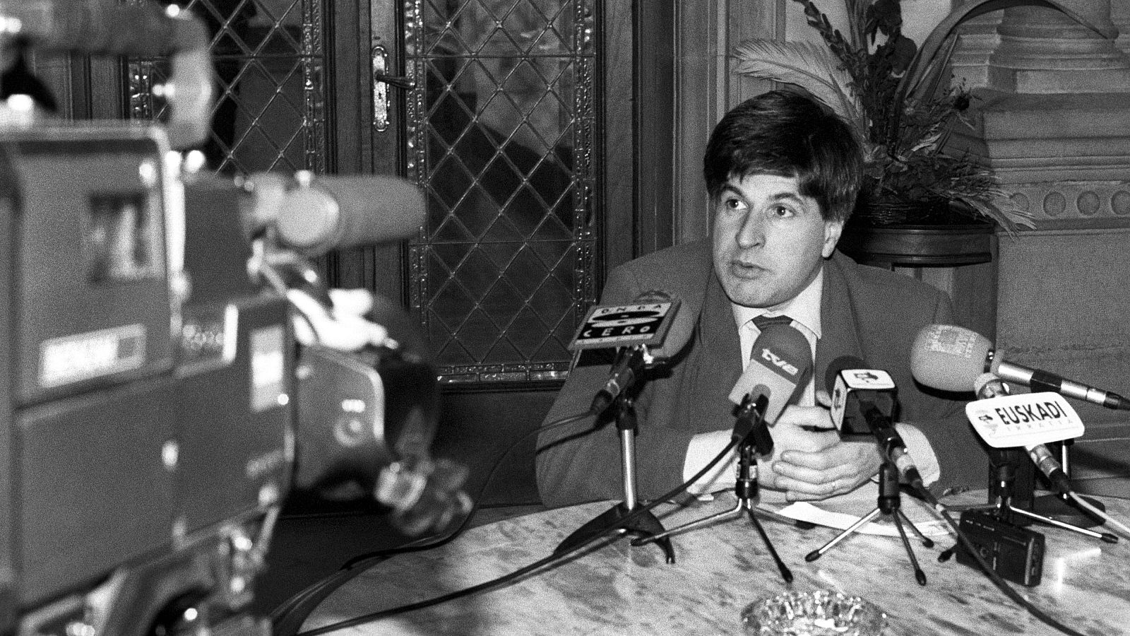 La Audiencia Nacional procesa a cinco exjefes etarras: Fotografía  en blanco y negro del concejal Gregorio Ordóñez en 1994