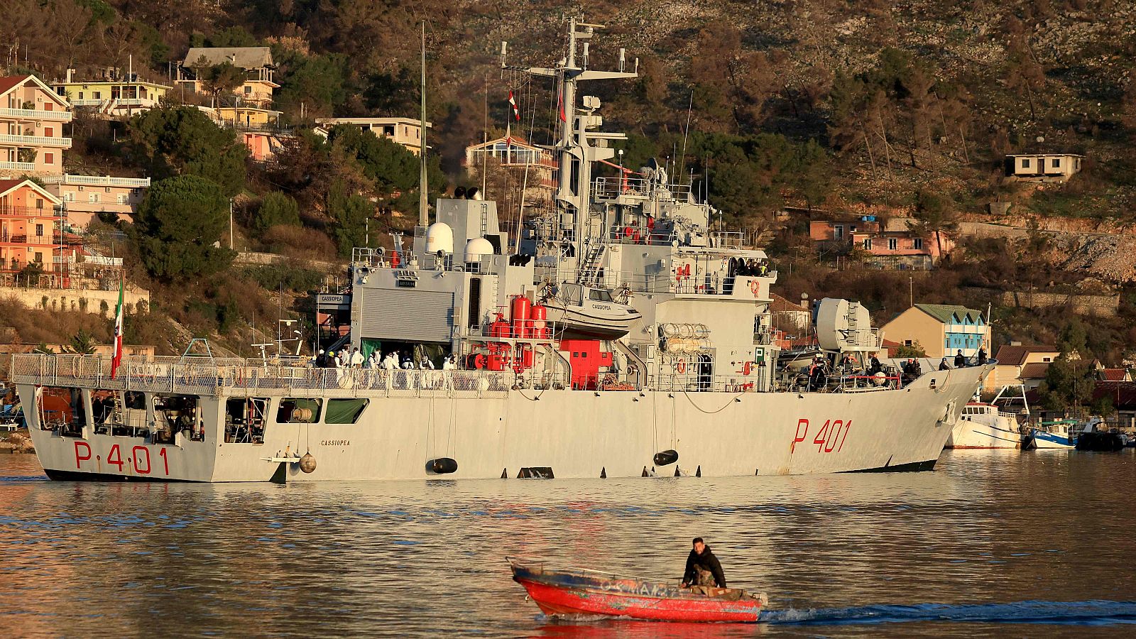 Un barco militar italiano con inmigrantes llega al puerto albanés de Shengjin para su traslado a centros de detención