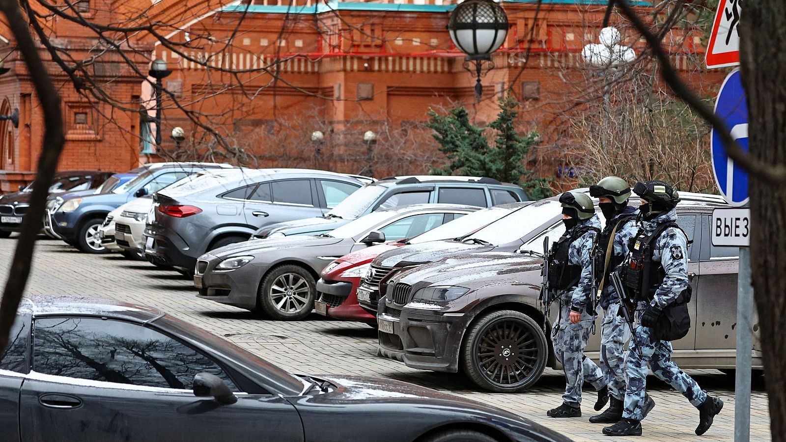 Agentes patrullan cerca del lugar donde se produjo una explosión en un edificio residencial en Moscú, Rusia, el 3 de febrero de 2025