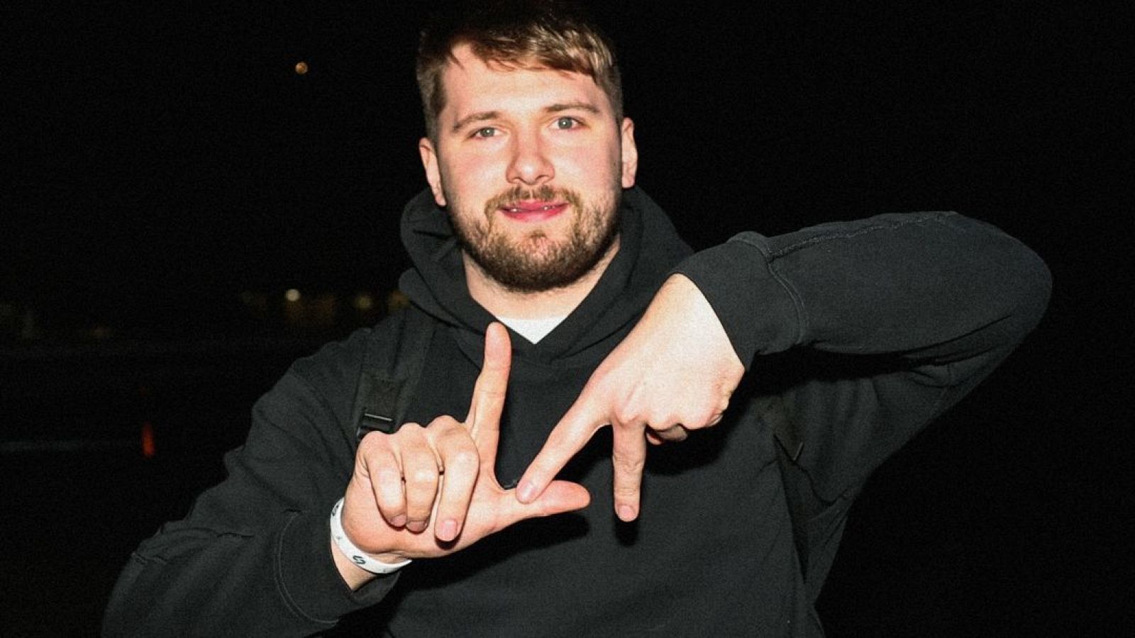 Luka Doncic hace "LA" con las manos en referencia a su nuevo equipo
