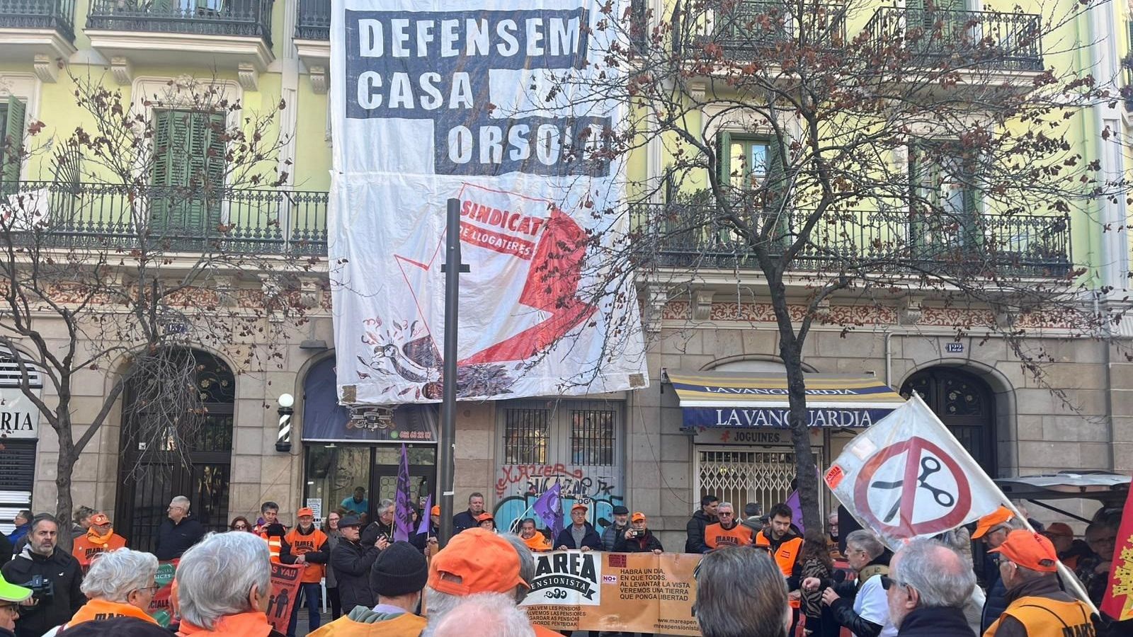 Concentración de pensionistas en Casa Orsola.