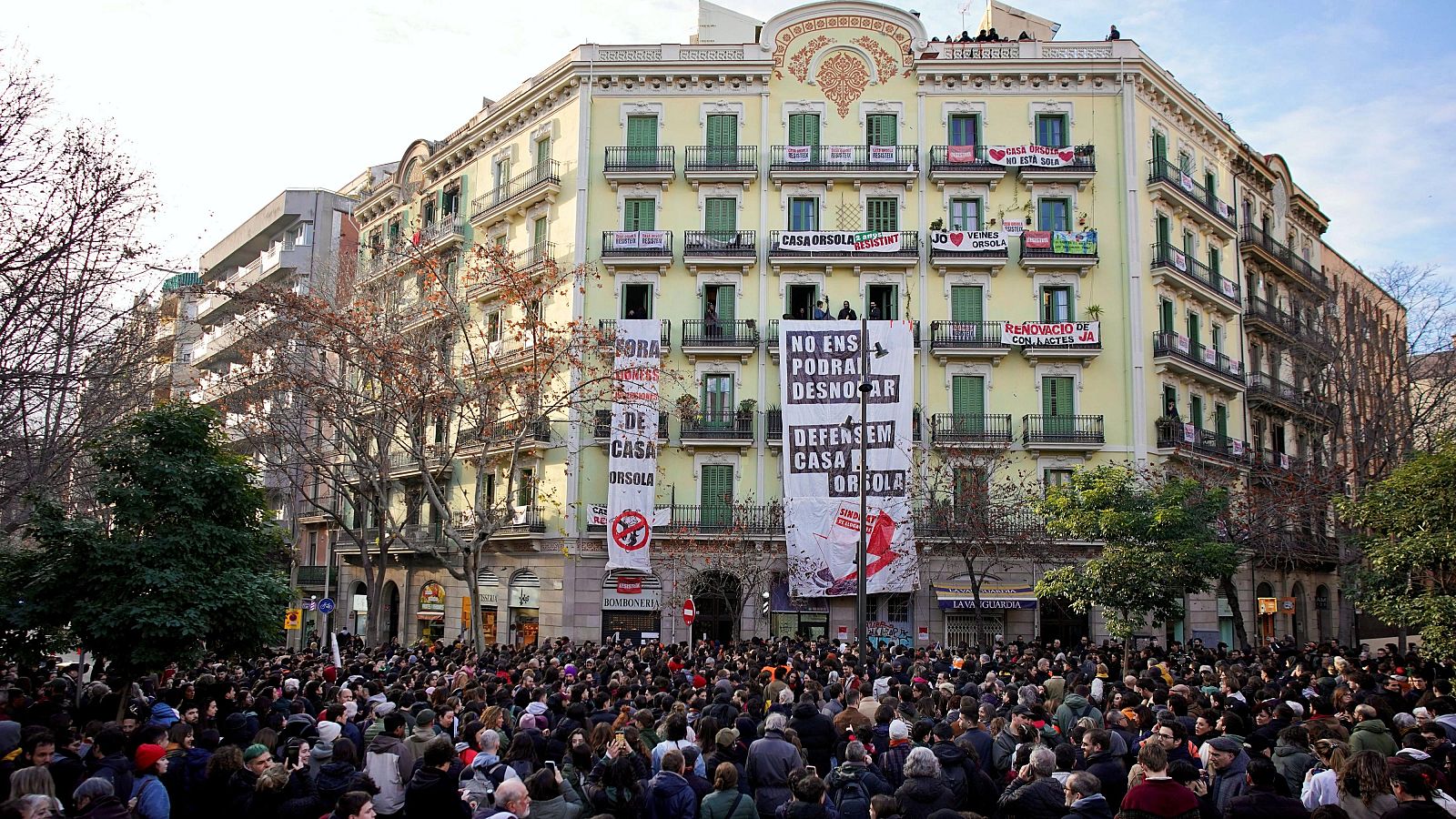 Aquest divendres un miler de persones va tallar els carrers Calàbria i Consell de Cent per a defensar la Casa Orsola. | ACN