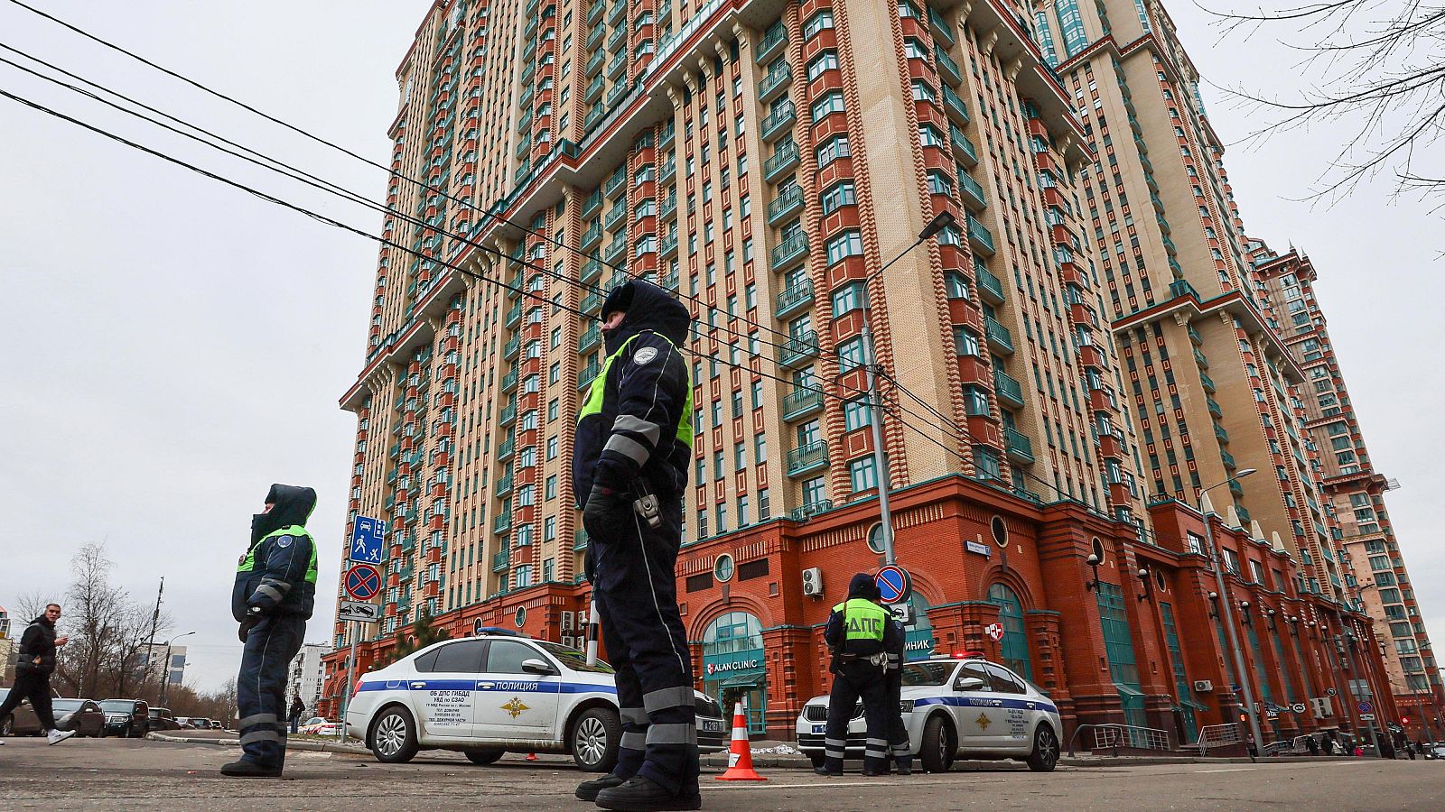 Agentes de policía rusos vigilan el complejo residencial Alye Parusa tras una explosión en el noroeste de Moscú, Rusia, 03 de febrero de 2025.