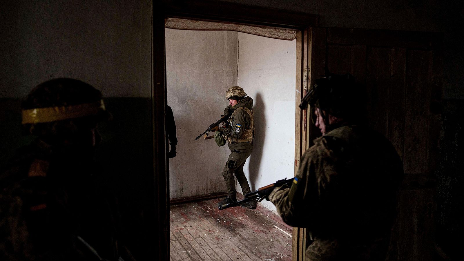 Dos soldados ucranianos entrenan cerca de la línea del frente en dirección a Pokrovsk, región de Donetsk