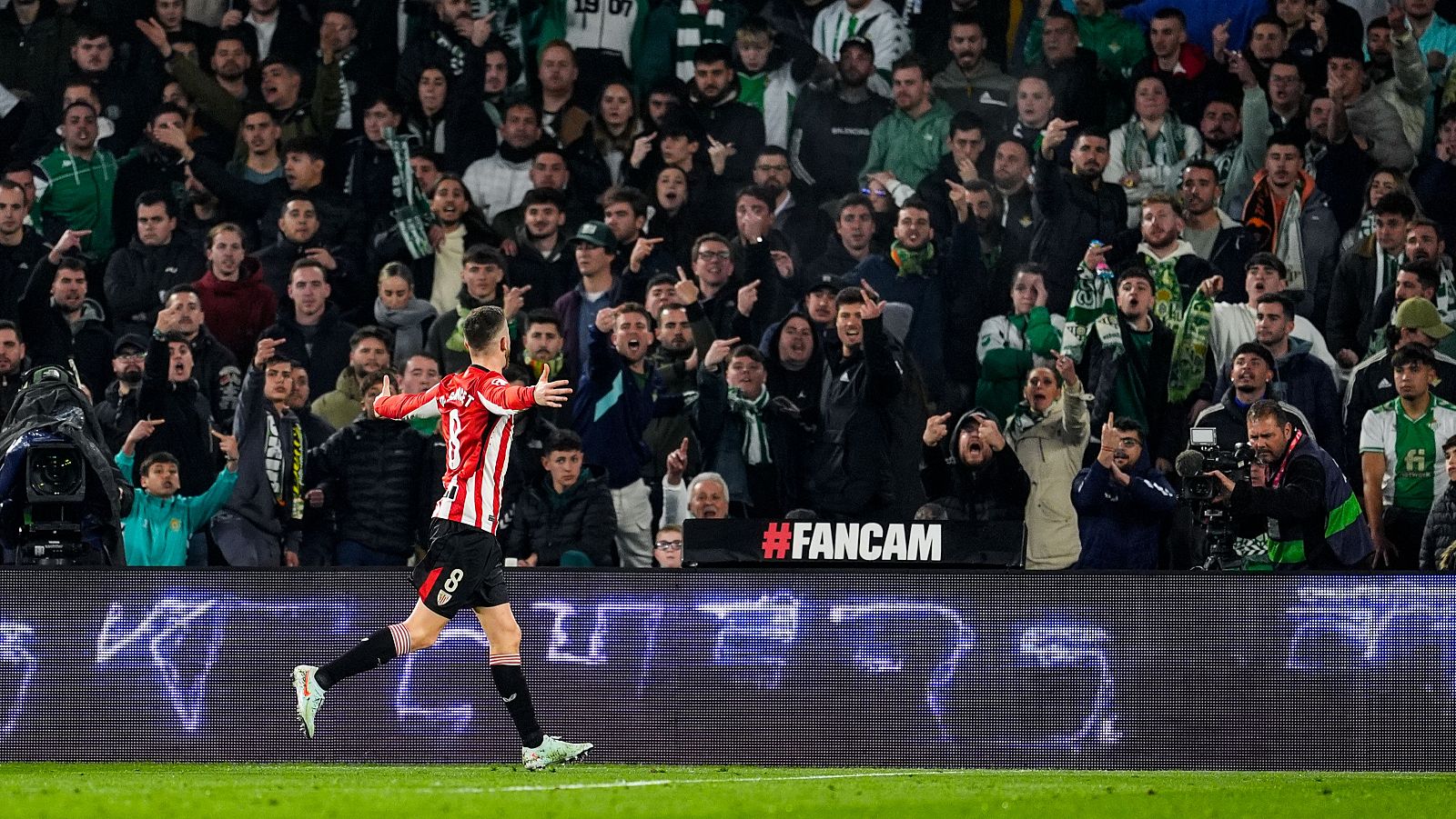 Oihan Sancet celebra un gol contra el Betis