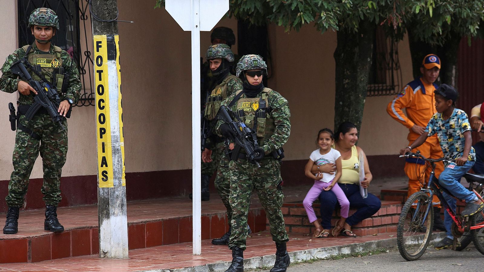 Soldados patrullan las calles en Tibu, Colombia