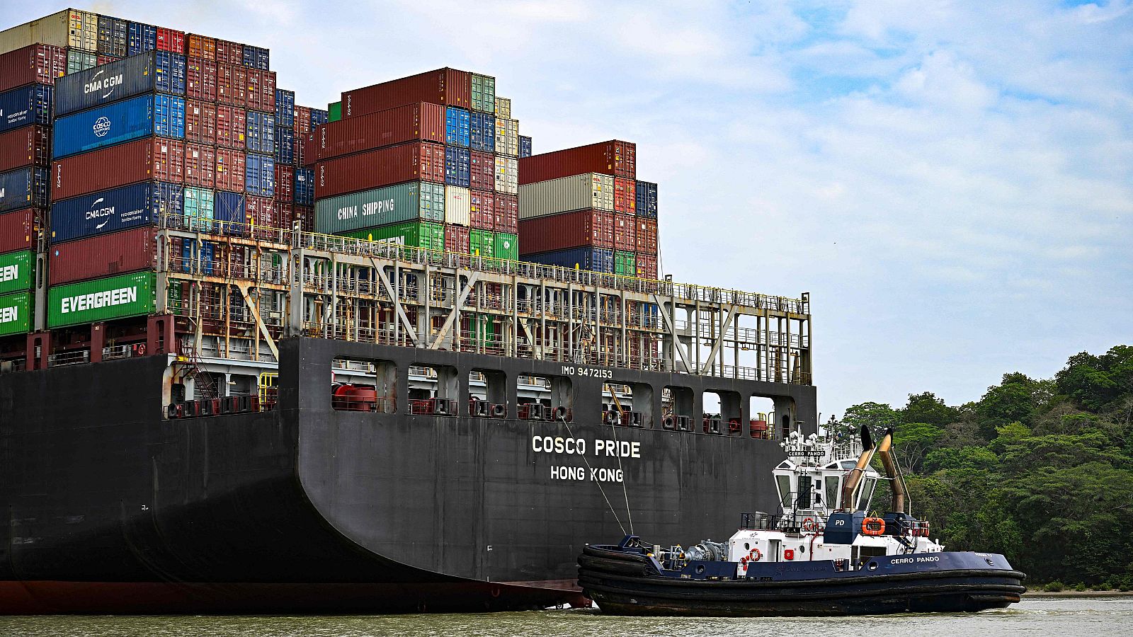 Un buque de carga de contenedores en el lago Gatún en el Canal de Panamá,