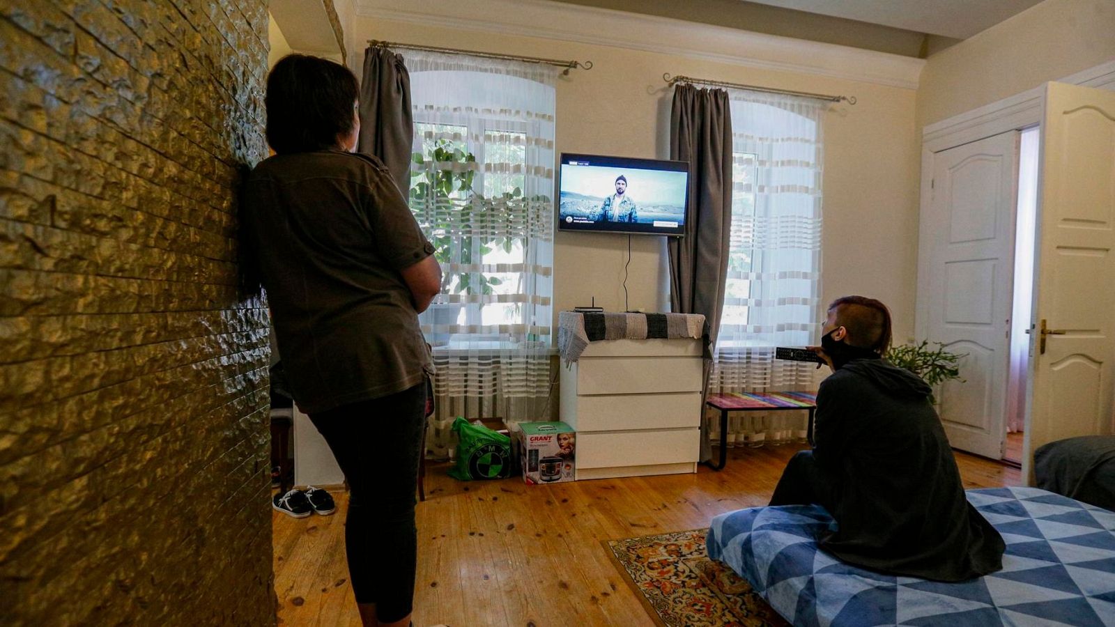 Ucranianos ven las noticias en un refugio de Odesa