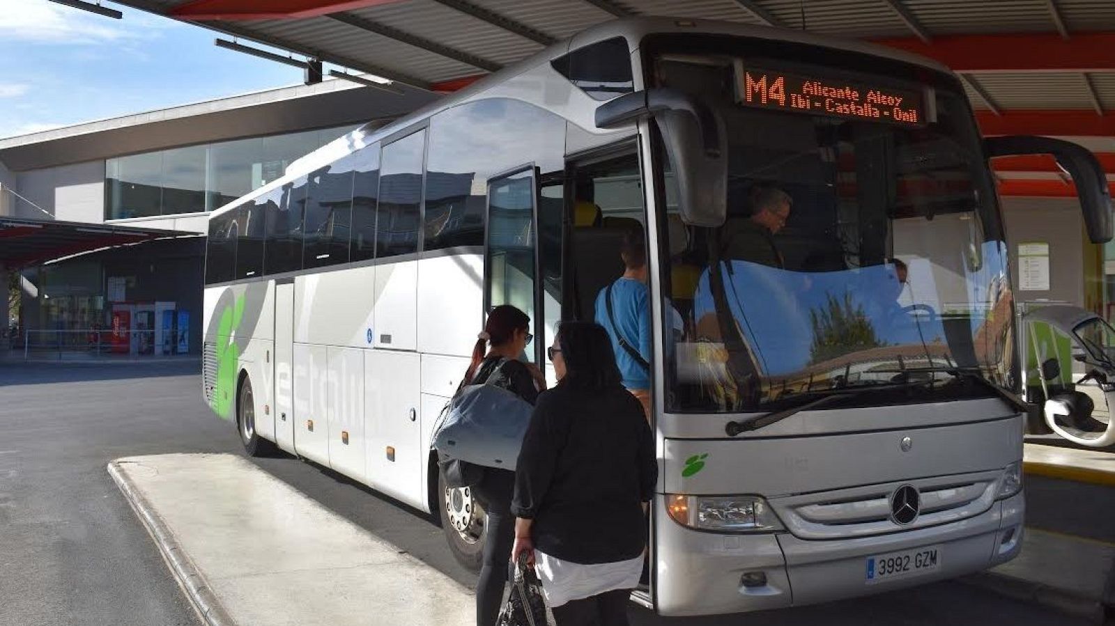 EuropaPress 6482352 varias personas suben autobus estacion alicante imagen archivo