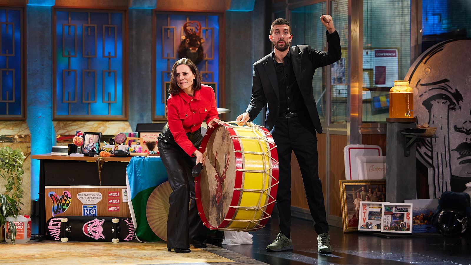 Aitana Sánchez-Gijón toca el bombo de La Revuelta 4/2/25