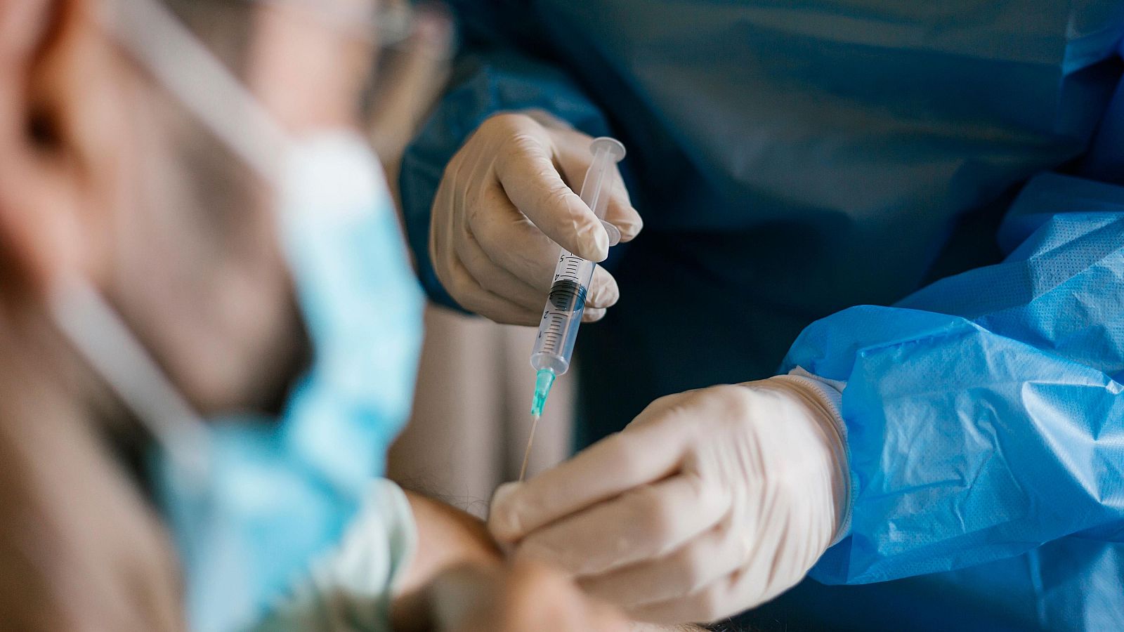 El sindicato CSIF denuncia que la Junta de Andalucía ha ordenado dejar de vacunar a mutualistas en centros de salud