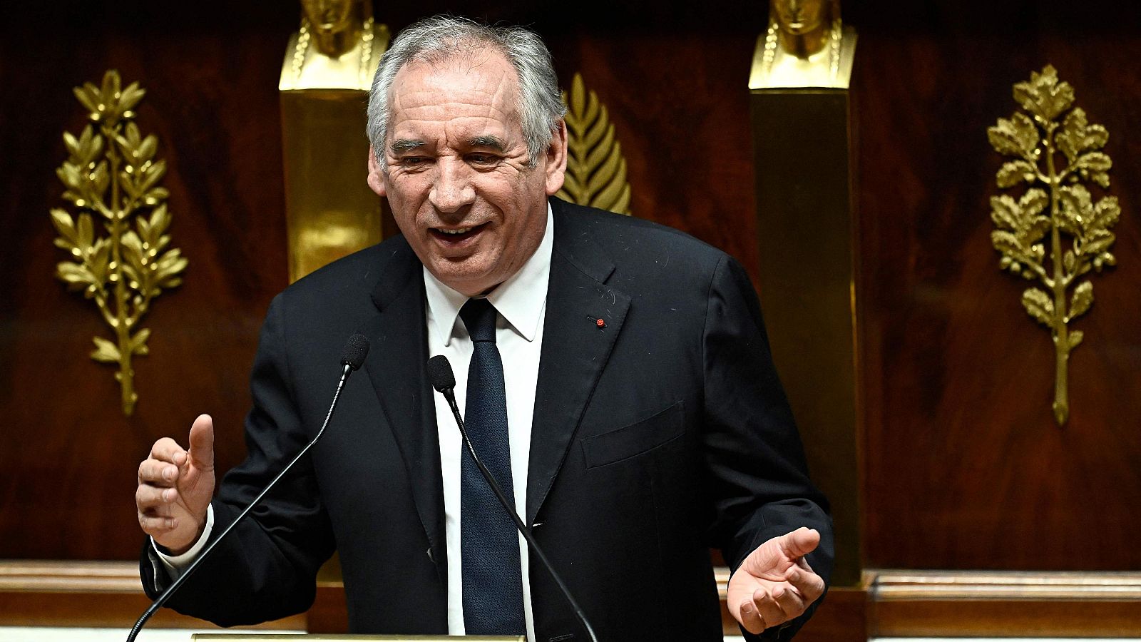 Bayrou supera la segunda moción de censura a su Gobierno tras aprobar los presupuestos de 2025