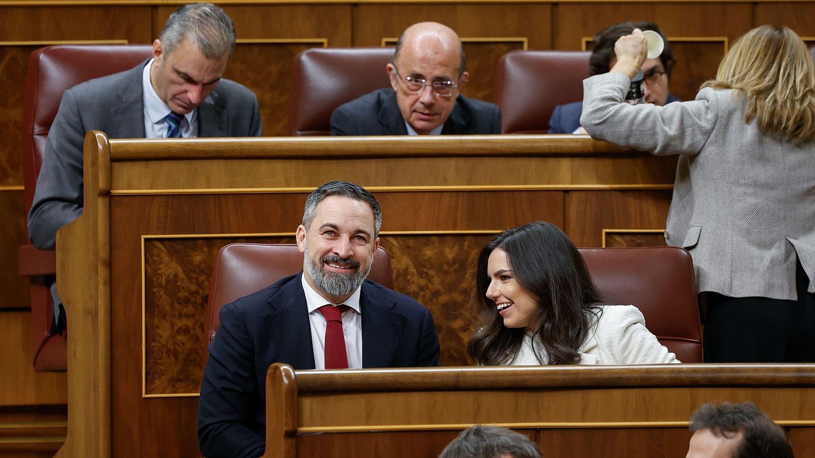 El líder de Vox, Santiago Abascal y la portavoz, Pepa Millán, en el Congreso de los Diputados