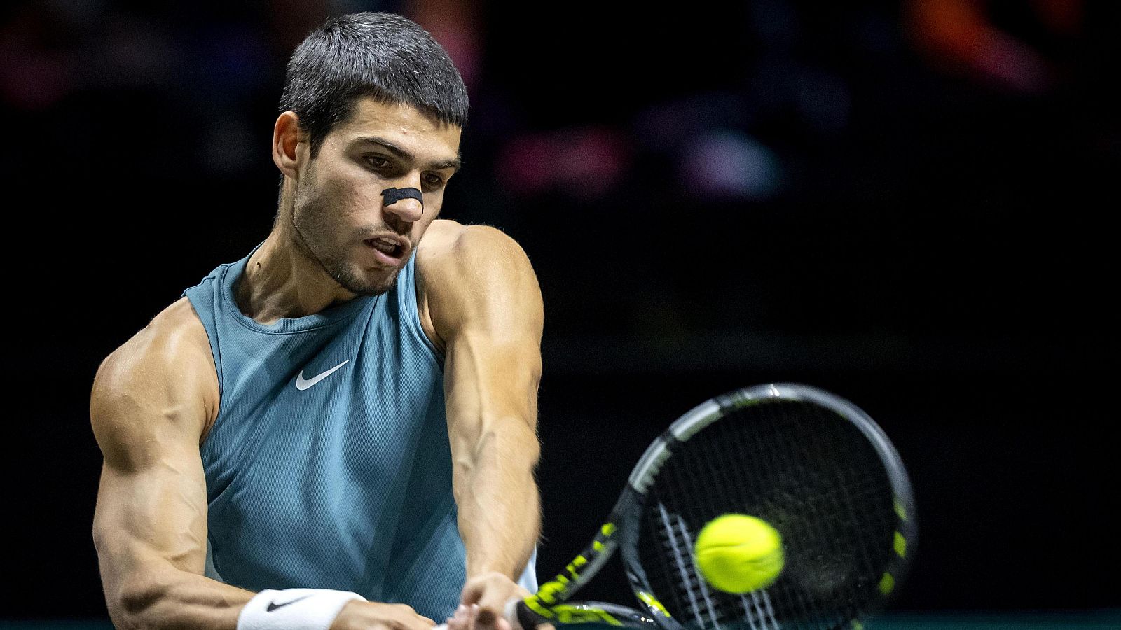 Carlos Alcaraz durante el duelo frente a Botic van de Zandschulp en el ATP 500 de Róterdam.