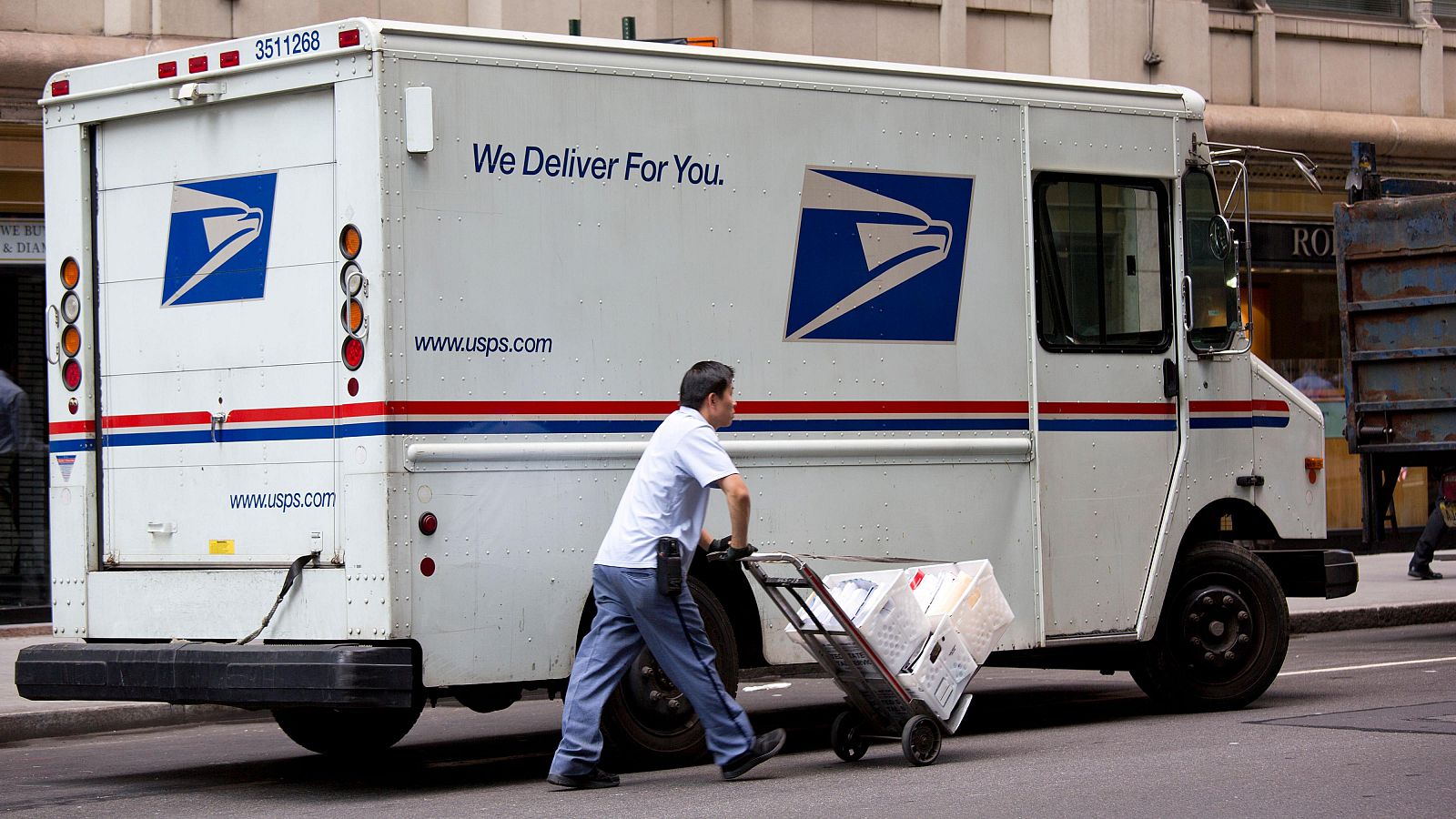 Un repartidor del servicio postal de Estados Unidos en una imagen de archivo