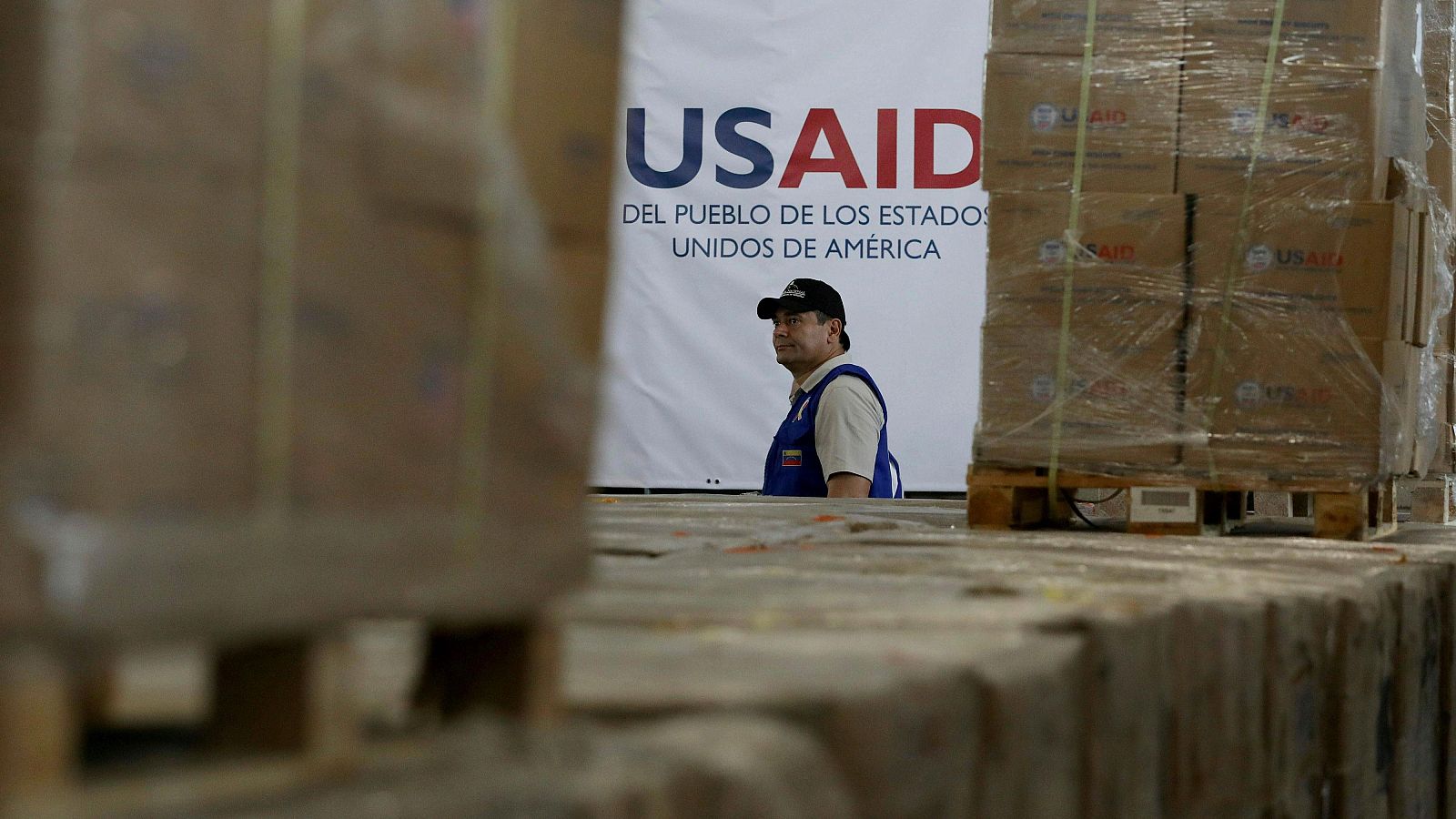 Un trabajador en un almacén de ayuda humanitaria de Usaid en Colombia