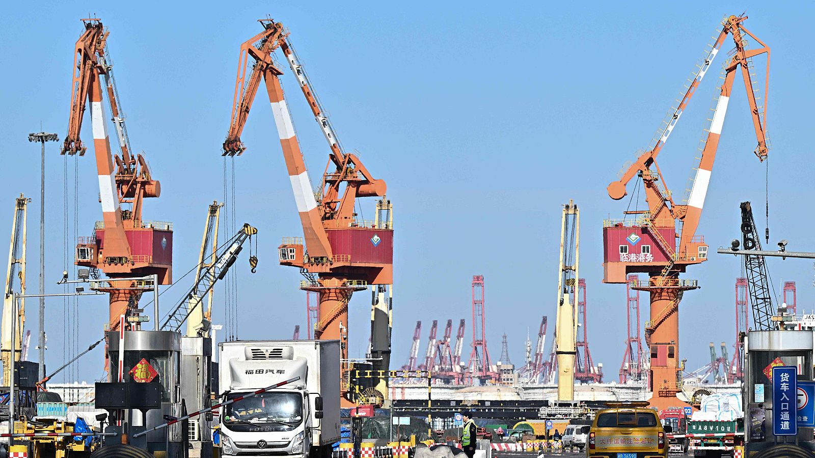 China insta a EE.UU. a que corrija sus "errores" y avisa de que la presión con los aranceles "no funcionará"