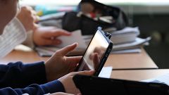 La Generalitat estudia prohibir totalment a les aules l'ús dels mòbils