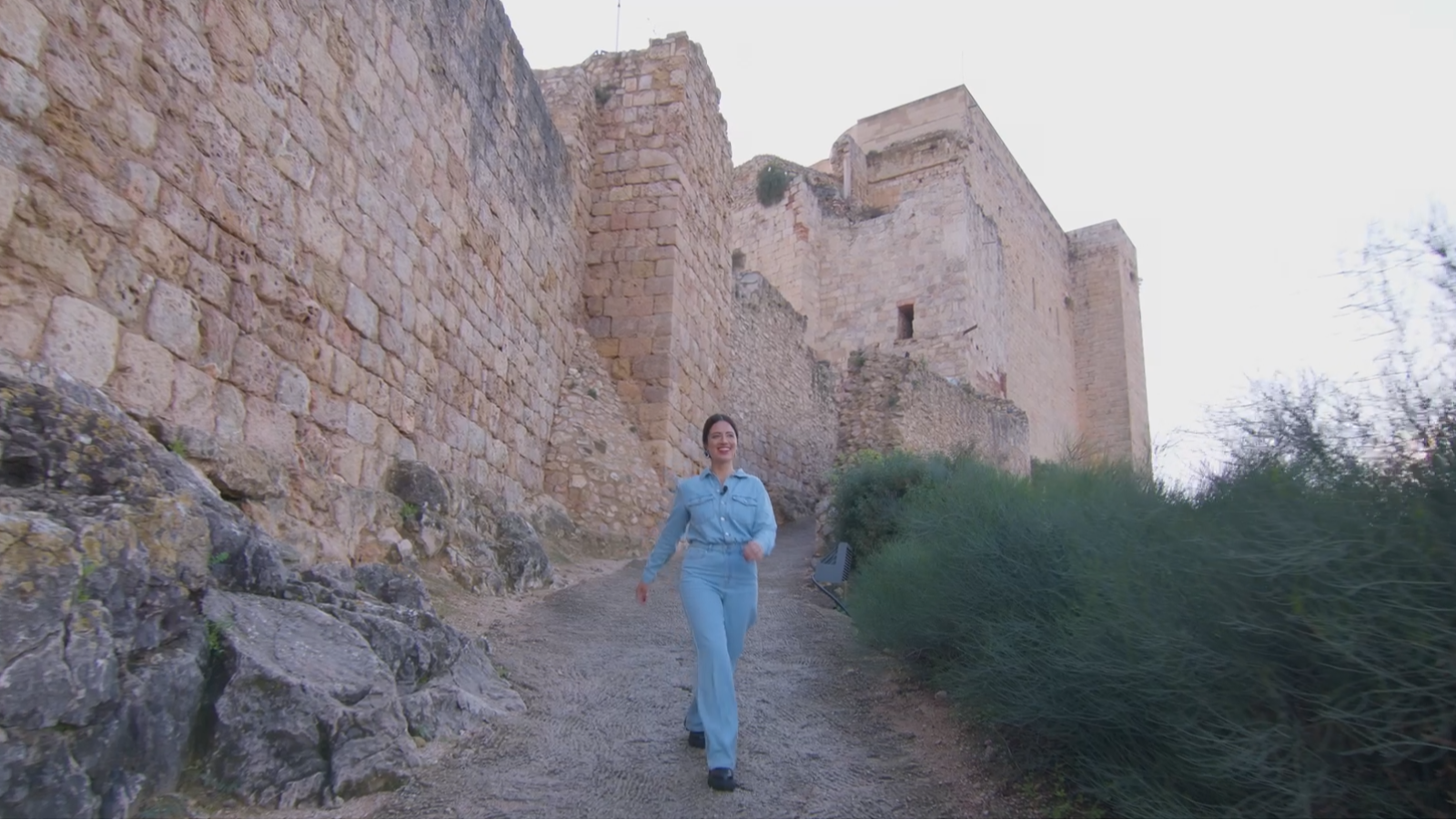 Nerea Sanfe pasejant per Miravet a 'De Carrer'.