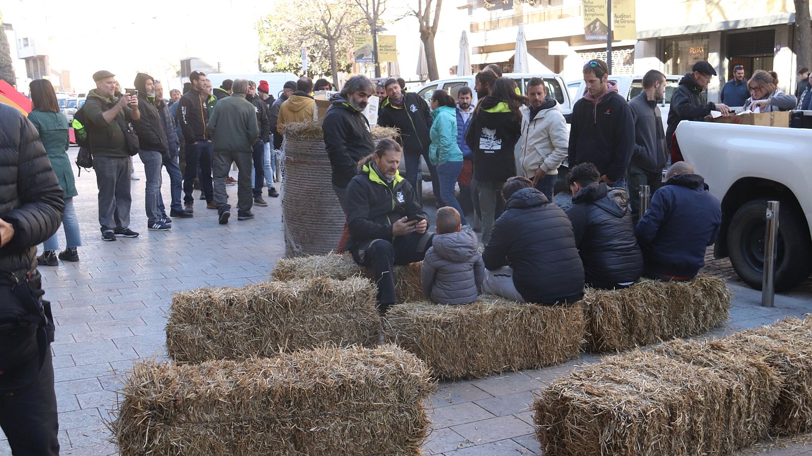 Alguns membres de Revolta Pagesa participen en una protesta a la Delegació del Govern a Girona  | ACN
