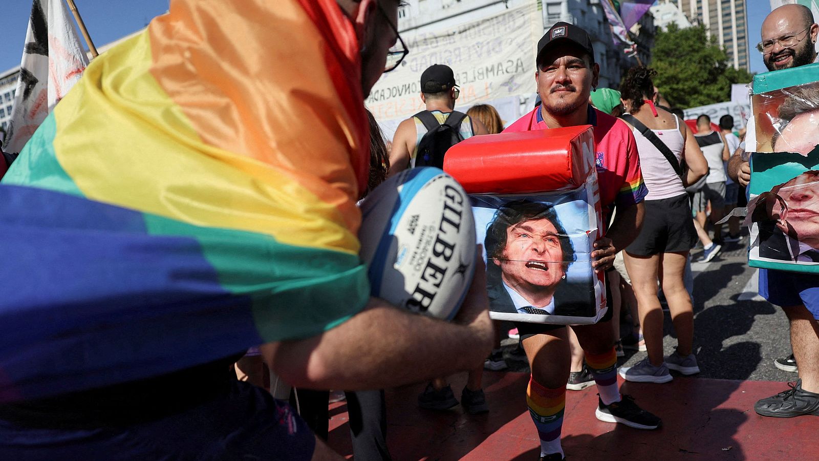 Manifestantes marchan en apoyo a la comunidad LGTBI y contra el presidente argentino, Javier Milei