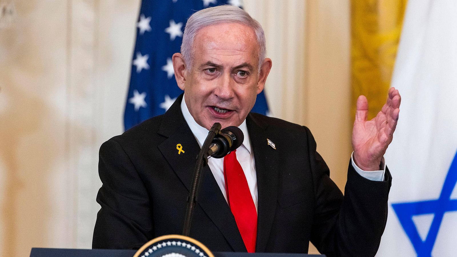 El primer ministro israelí, Benjamin Netanyahu, habla durante una conferencia de prensa con el presidente estadounidense, Donald Trump (no aparece en la imagen), en la Sala Este de la Casa Blanca en Washington