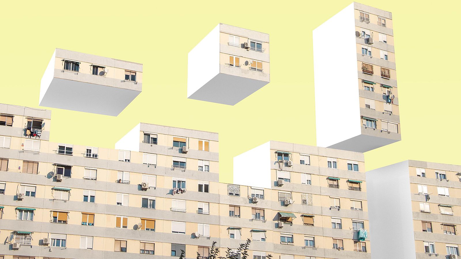 Edificio de apartamentos beige con balcones, ropa tendida y bloques cúbicos flotantes sobre él, creando un efecto de collage que simboliza la inestabilidad del mercado inmobiliario.