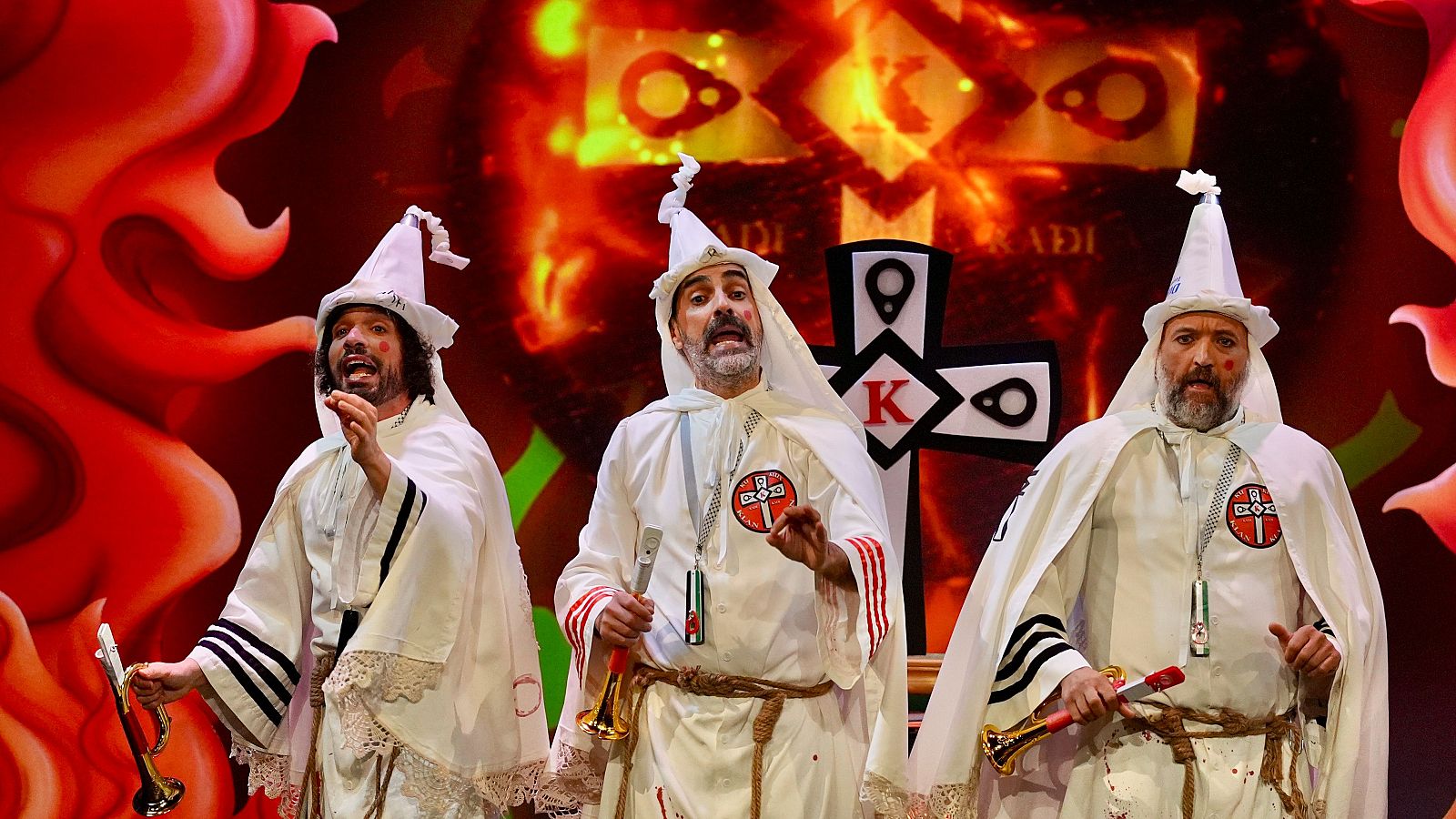Integrantes de un cuarteto disfrazados del 'Ku Klux Klan Klan' durante una actuación en el COAC gaditano