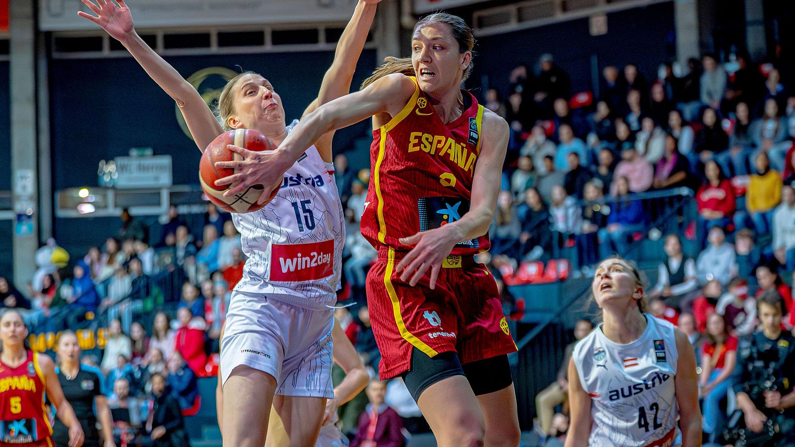 Helena Pueyo con la selección española femenina de baloncesto