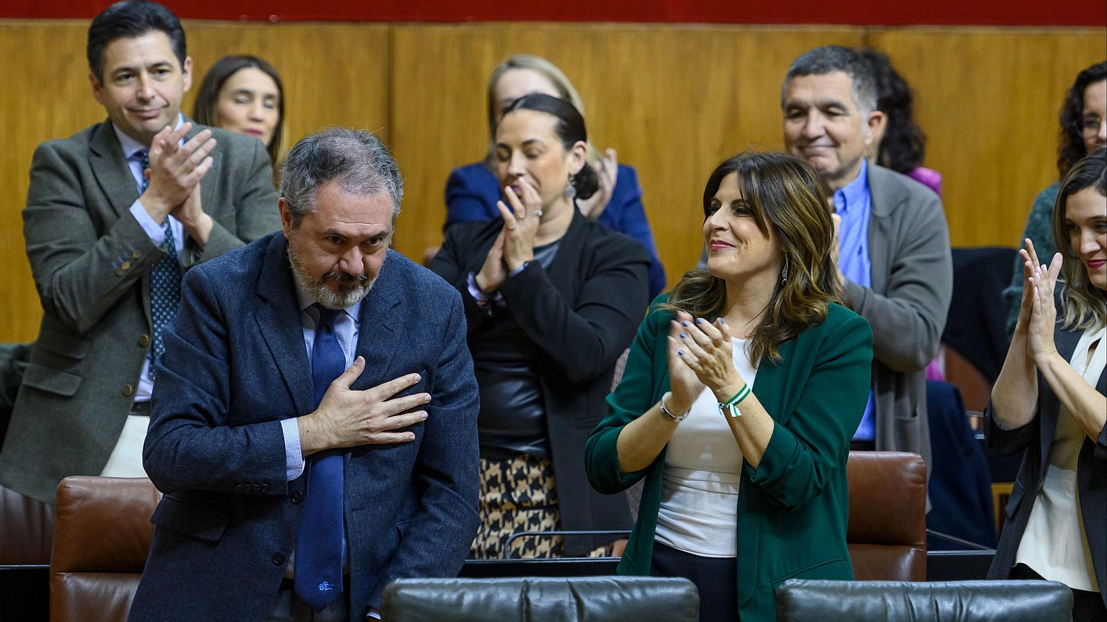 El exsecretario general del PSOE-A y todavía presidente del Grupo Parlamentario Socialista, Juan Espadas es aplaudido tras despedirse de los parlamentarios
