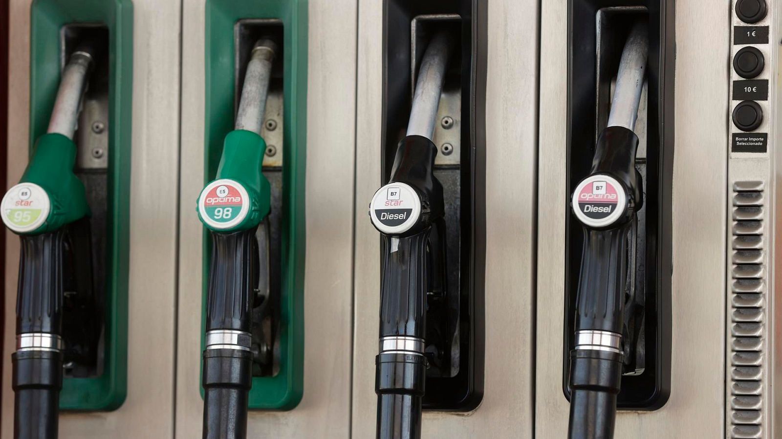 El precio de los carburantes baja por primera vez desde el inicio del año