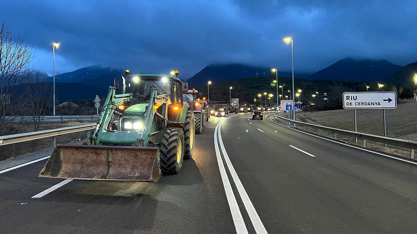 Diversos tractors fent una marxa lenta a la C-16, a prop de la boca nord del túnel del Cadí | ACN