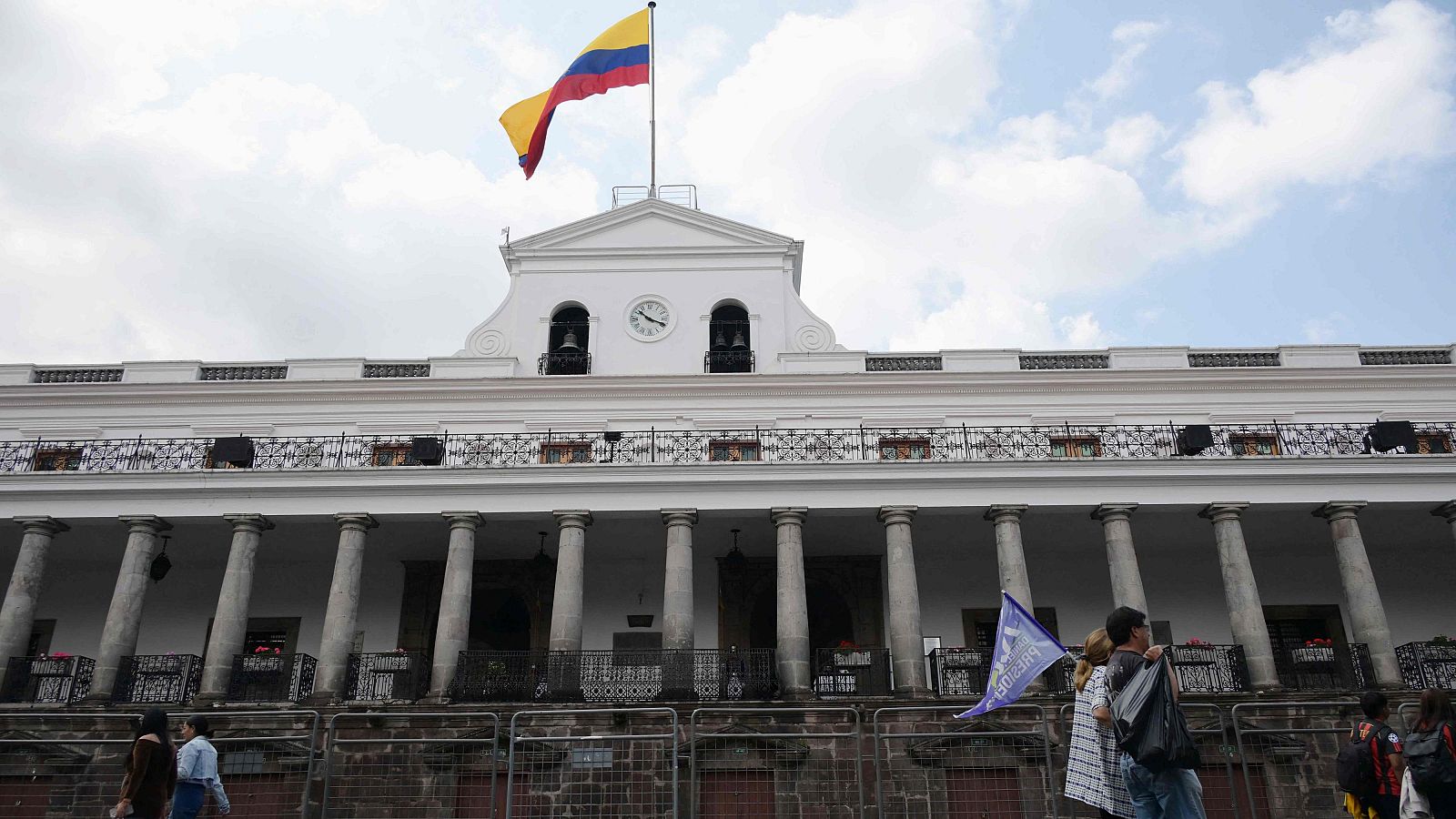 Ecuador vota las primarias presidenciales centrado en la seguridad y la crisis política