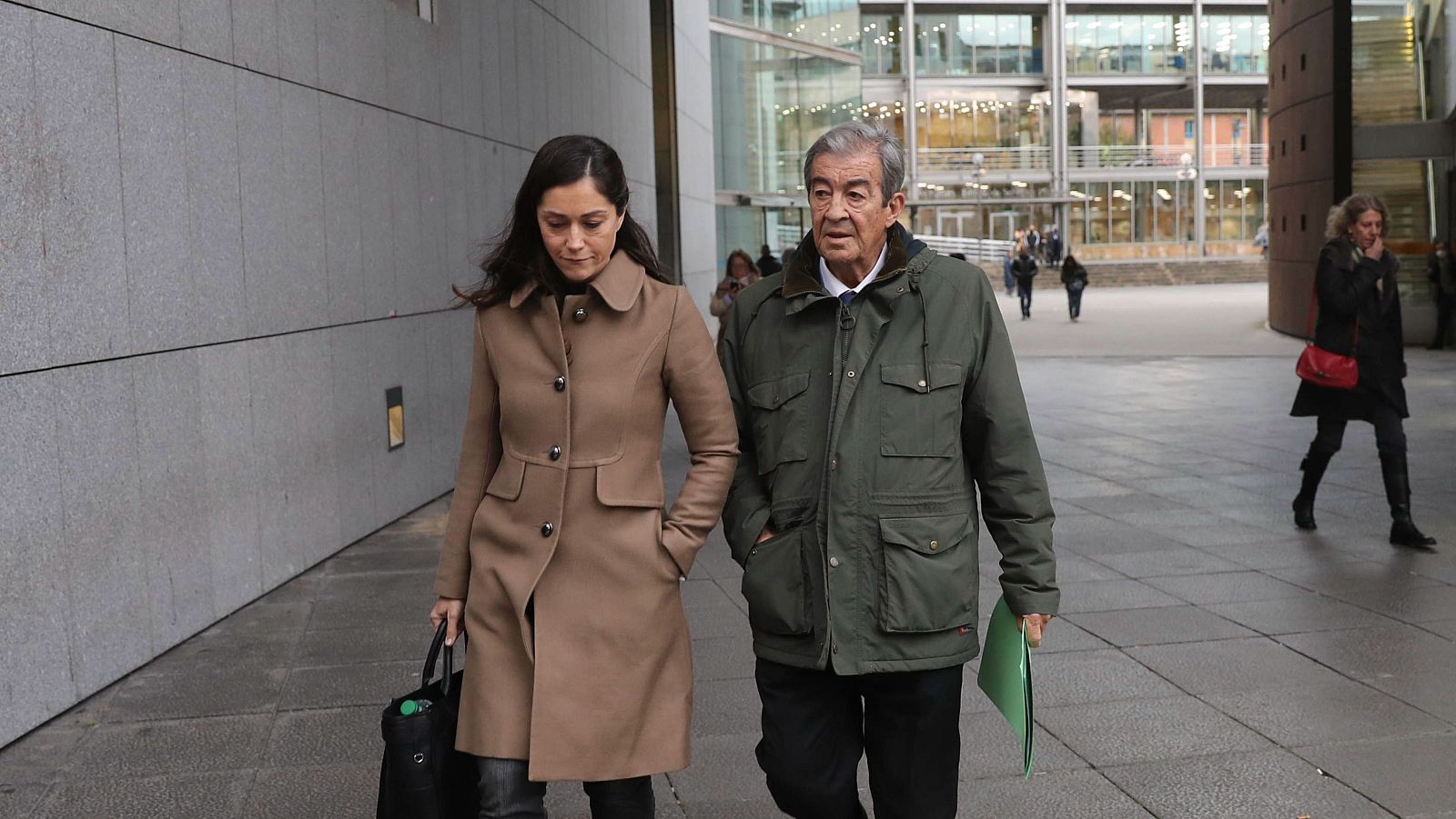 El expresidente del Principado, Francisco Álvarez-Cascos, a su salida de la Audiencia Provincial