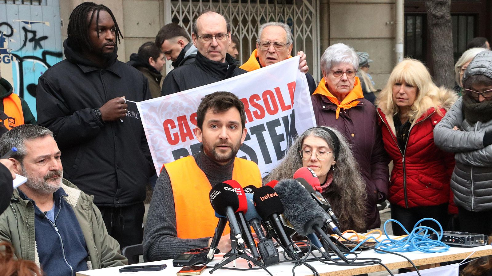 El portaveu del Sindicat de Llogateres, Enric Aragonès, amb Josep Torrent i Elisenda Paños, veïns de la Casa Orsola, en una roda de premsa davant l'edifici després que l'Ajuntament de Barcelona n'hagi anunciat la compra. | ACN