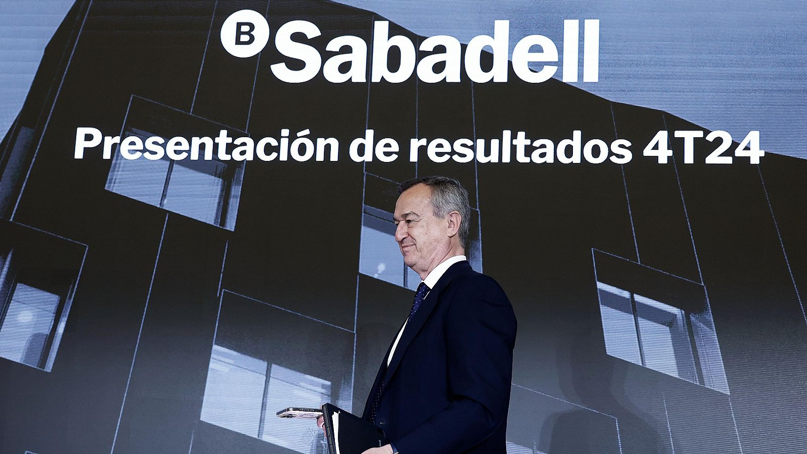 Sabadell dice que la opa "no tiene sentido" con el precio actual y que sus resultados refuerzan su "independencia"