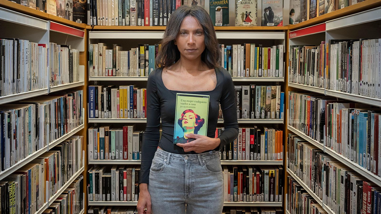 Jo Alexander a una bilbioteca presentant el llibre "Una dona qualsevol torna a casa".