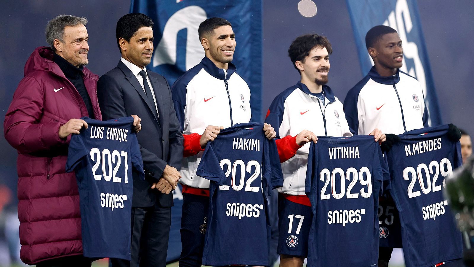 El presidente del PSG, Al Khelaifi, posa junto a Luis Enrique, Hakimi, Vitinha y Nuno Mendes al presentar las renovaciones de los cuatro ante su afición