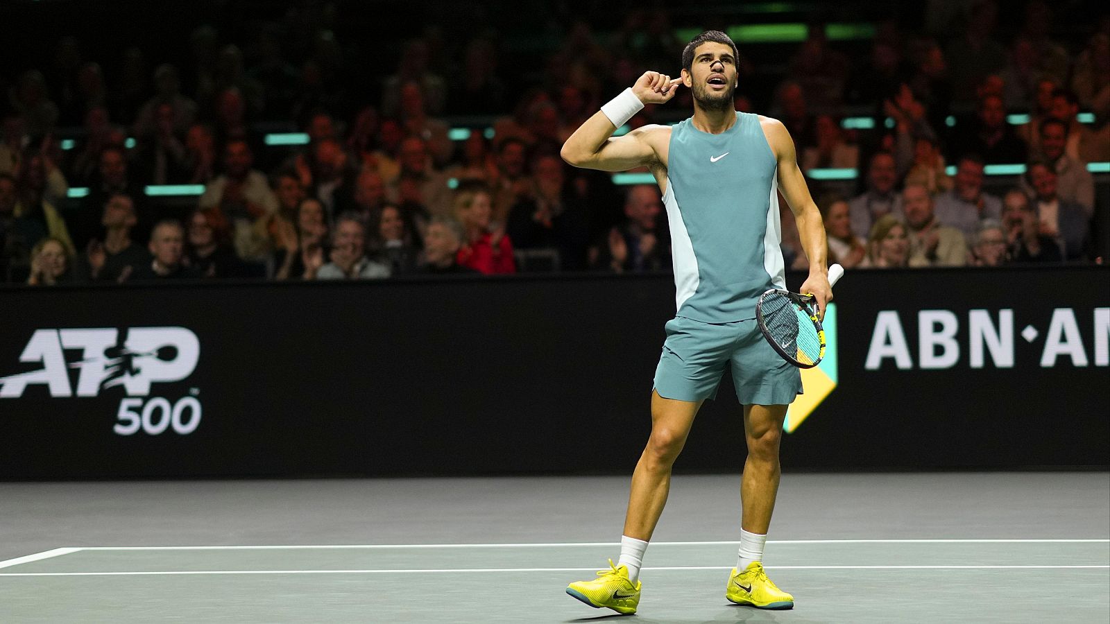 Carlos Alcaraz hace un gesto al público, llevándose el dejo a la oreja, durante la semifinal del ATP 500 Rotterdam ante Hubert Hurkacz