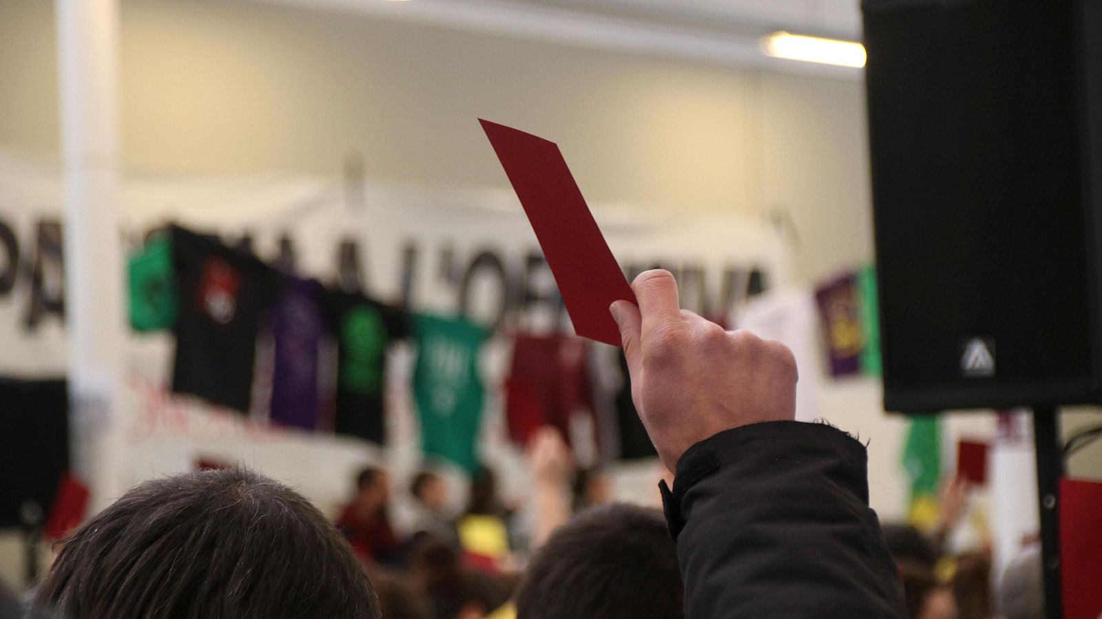 Un moment d'un de les diverses votacions dutes a terme durant el II Congrés de l'Habitatge de Catalunya | Albert Hernàndez