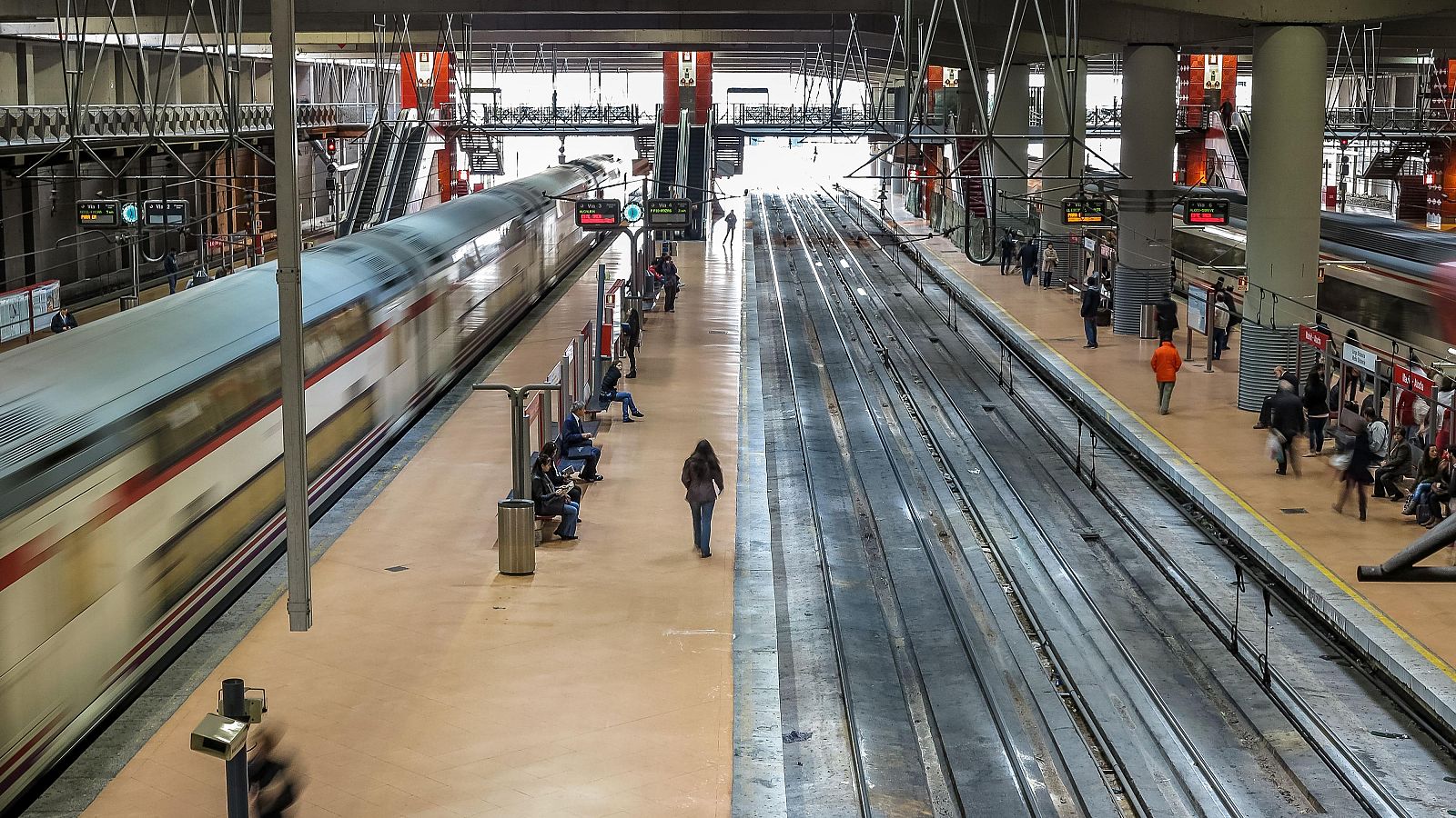 El uso del transporte público crece un 27% desde 2022, cuando se introdujeron las ayudas del Gobierno y las comunidades