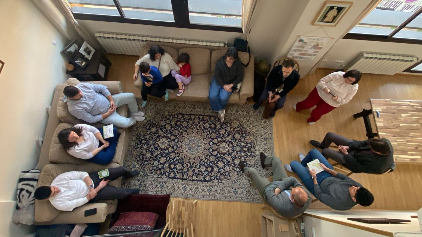 Comunidad bahá'í reunida en oración